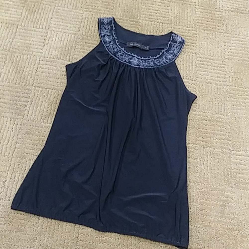 The Limited xs sleeveless top w silver design.  Like new